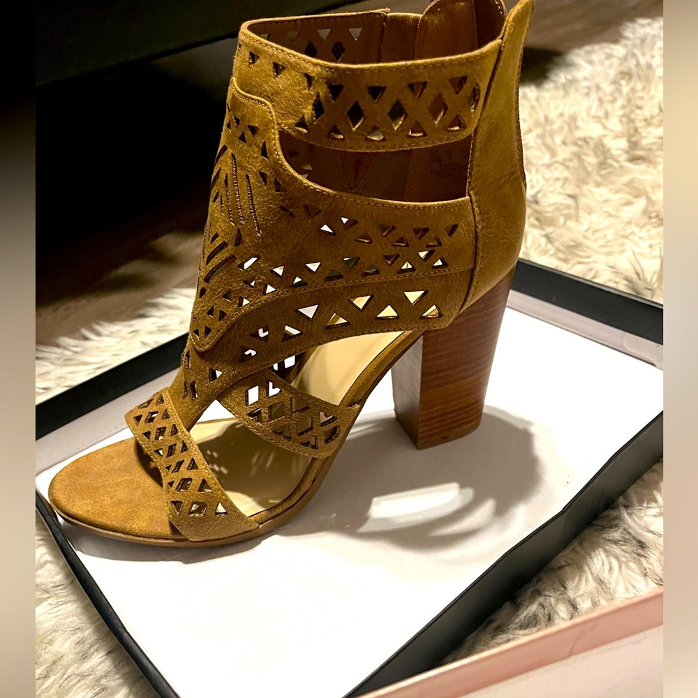 Fergie Vice Sand Heels - Picture 7 of 8